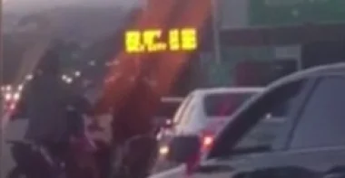 بالفيديو والصور.. عصابة دراجات نارية تحاصر سيارة على الطريق