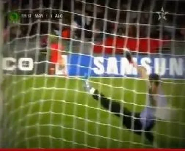 لقطة من لقاء المغرب والجزائر : شاهد ماذا فعل اللاعب للحارس !