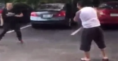 بالفيديو .. رجل يدهس شقيقه بالخطأ أثناء إنقاذه