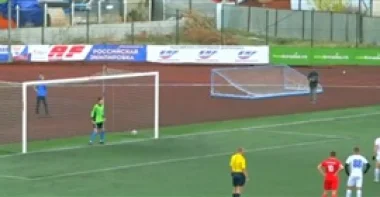 لاعب كرة قدم روسي يسجل ركلة جزاء بطريقة خيالية (فيديو)