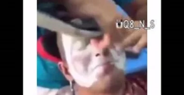 بالفيديو.. احذر من إغماض عينيك أثناء الحلاقة