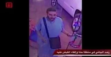 بالفيديو.. لحظة قتل شاب صيني وسرقة مليون درهم بدبي