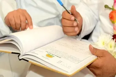 جدل برلماني واسع يرافق إسقاط عبارة "ذكورا وإناثا" من قانون العدول والمغاربة يترقبون ضمانات المساواة في شهادة "اللفيف"