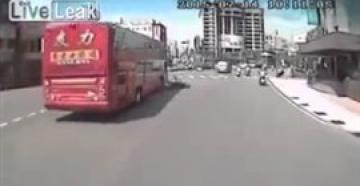 بالفيديو.. امرأة تنجو من الموت  بأعجوبة
