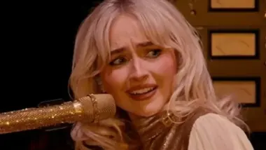 بعد رد فعلها الغريب .. النجمة الأمريكية "سابرينا" تنهي الجدل وتعتذر: "لم أكن أقصد الإساءة لـ"التزغريتة"