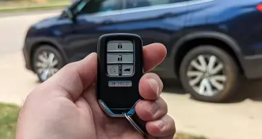 عادة بسيطة قد تفرغ بطارية سيارتك.. لا تترك المفتاح الذكي قريباً منها
