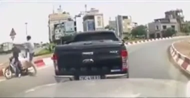 بالفيديو.. «مشاجرة عنيفة» بين سائقي سيارة ودراجة نارية وسط الطريق