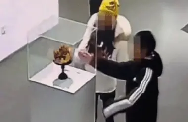 بالفيديو .. طفل يتلف تاج زفاف من الذهب بقيمة 2.27 مليون يوان صيني بمتحف بكين
