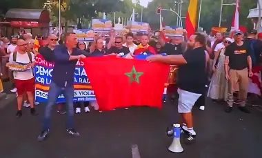 تمزيق علم المغرب بإسبانيا يستنفر شبيبات الأحزاب.. إدانة صريحة لليمين المتطرف وتحذير صارم لكل من يسيء لرموز المملكة