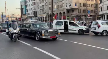 طاكسيات بشارع محمد السادس تربك حركة المرور وتعرقل مرور الموكب الملكي بدرب السلطان