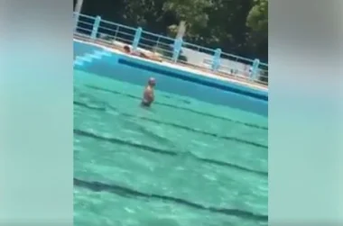 بالفيديو  ..شخص يصلي عاريا داخل حوض سباحة بمكناس و يثير سخرية الفيسبوكيين