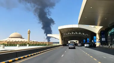 هجوم جديد على مطار الرياض.. انفجار قوي يدفع أكثر من 12 سيارة إسعاف إلى المكان