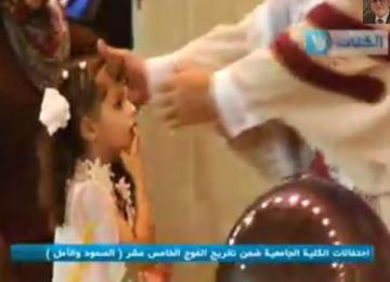 مؤثر.. طفلة "ناجية وحيدة" تتسلم شهادة تخرج والدتها الشهيدة