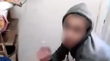 في فيديو صادم.. "وحش بشري" يعذب والدته بالكهرباء للحصول على ثمن المخدرات