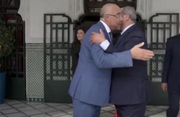 ما حقيقة رفض الوزير الميداوي معانقة سلفه الميراوي في حفل تسليم السلط بينهما؟
