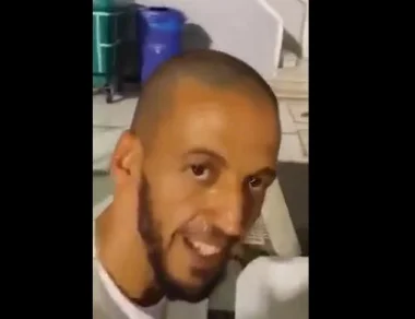 بالفيديو: مغربي يتوضأ في الحرم وهو مبتور اليدين والأرجل