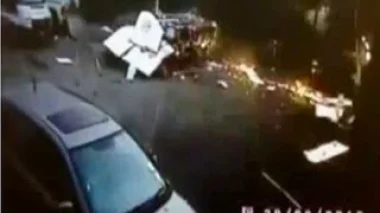 شاهد.. سيجارة مشتعلة تفجر سيارة