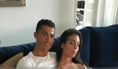 رونالدو "يتجرأ" في صورة غير مسبوقة مع صديقته الحسناء