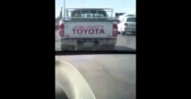 بالفيديو.. شاهد ماذا حدث لخليجي بسبب ما كتبه شاب مصري على سيارته