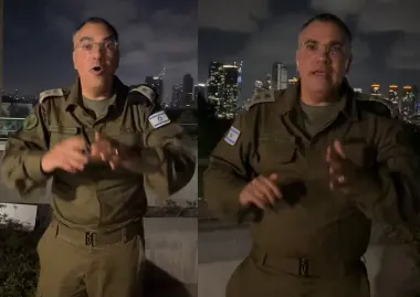 بالفيديو... أفيخاي أدرعي يُخفي ارتجاف يده أمام الكاميرا أثناء حديثه عن الضربات الإيرانية