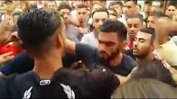 شباب يمسكون بأفراد عصابة و يقدمونهم للشرطة بطنجة