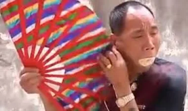 بالفيديو: لاعب خفة يشعل نشارة الخشب داخل فمه دون ولّاعة
