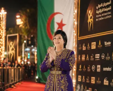 الفنانة المصرية "عايدة رياض" تثير الجدل بعد ظهورها بـ"القفطان المغربي" في الجزائر.. هل كانت إشادة عفوية أم استفزاز مقصود؟