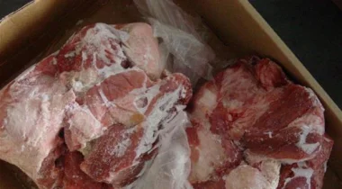 لصوص يقتحمون مطعماً.. فيسرقون اللحم ويتركون المال