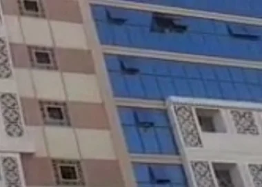 بالفيديو .. المصريون المعتمرين يحاولون القاء انفسهم من النوافذ تفادياً الحريق