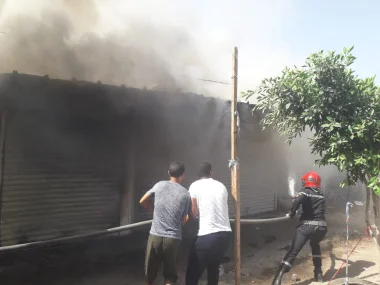 عاجل..حريق مهول يلتهم محلات تجارية بسوق شعبي واستنفار الوقاية المدنية للسيطرة على النيران (صور)