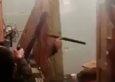 الحقيقة الكاملة لفيديو التدخل الأمني ضد شخص هدد رجال الشرطة بساطورين و"بُوطة" (فيديو)