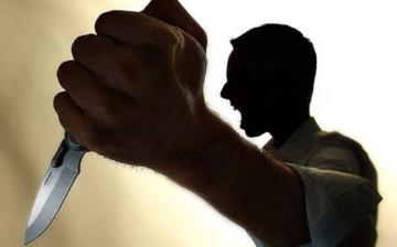 خطير..زوج  يوجه طعنات لبطن زوجته بسكين ويرسلها بين الحياة والموت للانعاش والسبب