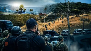 استنفار أمني ينجح في احتواء تحركات المهاجرين الأفارقة.. هدوء يسود المنطقة بعد ساعات من التوتر
