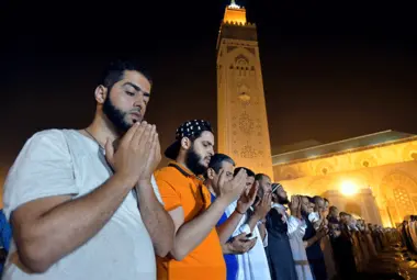 تقرير دولي صادم.. جيل الشباب المغربي الحالي أقل تمسّكاً بالشعائر الدينية والمجتمع بسير نحو العلمانية