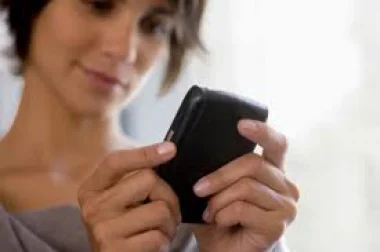 كيف تتصرفين عند حاجتك للتحقق من هاتف زوجك؟