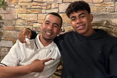 "ما مشكلتكم؟".. والد لامين جمال يرد بقوة على الهتافات العنصرية ضد الإسلام