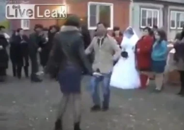 شاب يخطف فتاة في حفل زفاف ويهرب بها