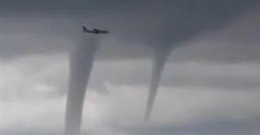 بالفيديو.. طيار ينجو من 3 أعاصير قاتلة بأعجوبة