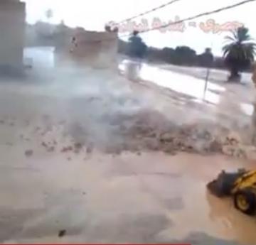 لحظة سقوط سور تيزنيت المحادي لباب تاركة