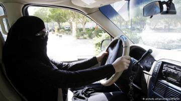 تسليم أول رخصة قيادة لسيدة في السعودية