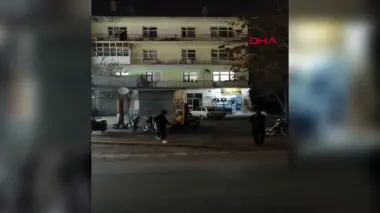 لحظة مرعبة لانهيار مفاجي لمبنى سكني في تركيا (فيديو)