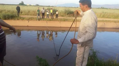 الساكنة  تستعين بوسائل بدائية  لانتشال جثة غريق ببني ملال +الصورة