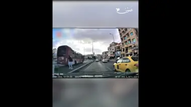 بالفيديو...نجاة بأعجوبة لرجل حاول عبور مسرب الباص السريع في الأردن