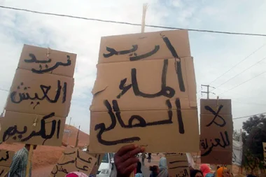 شوهة انقطاع الماء...الساكنة ببني ملال تبحث عن ماء للشرب والمياه المعدنية تستعمل للغسل في حفل تأبين