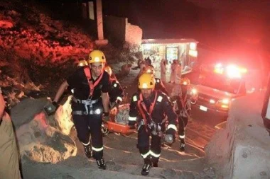 انهيار جزء من جبل على مبنى في مكة المكرمة يخلف إصابة شخصين