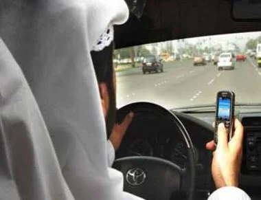 مفتي سعودي يحرم استخدام الجوال أثناء قيادة السيارة