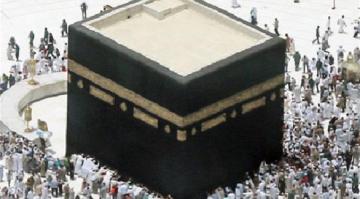 جهلٌ مُركَّب..مُعتمرون يأكُلون قِطع من كسوة الكعبة لِجلب البركة والحظ