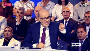 الأزمي يوجه اتهامات خطيرة لمنافسه على الهواء وفي غيابه والمتضرر يلجأ إلى "الهاكا" والقضاء