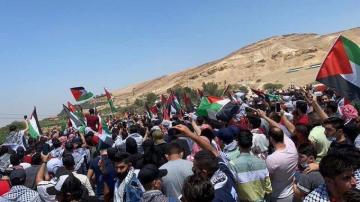 آلاف الأردنيين يحتشدون قرب الحدود مع فلسطين
