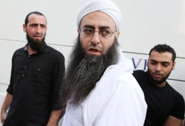 القبض على أحمد الأسير أثناء محاولته الفرار متخفيا من لبنان